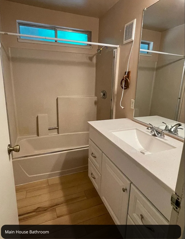 Building Photo - Charming 3 Bed / 1 Bath Home + In-Law Unit – Spacious & Flexible Living