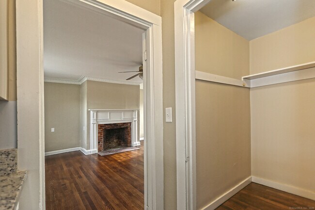 Building Photo - 562 Amity Rd