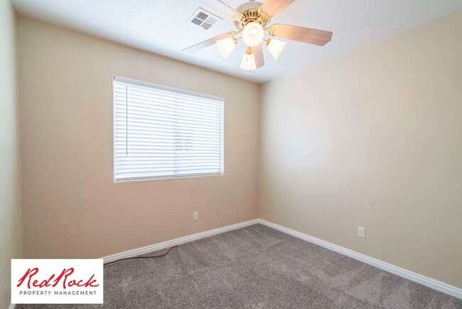 Building Photo - Dog Friendly - 3 Bedroom, 2 Bathroom Prope...