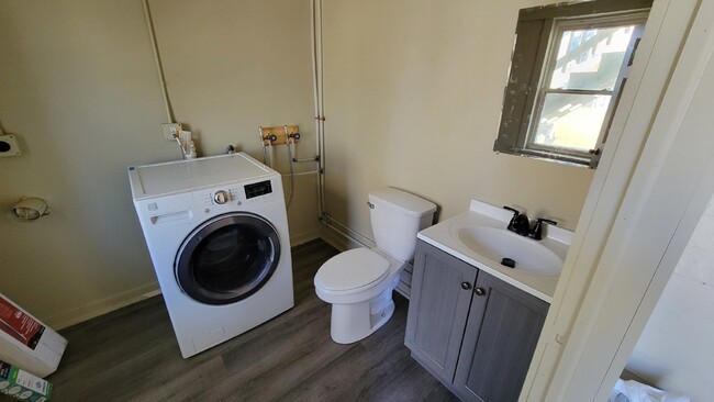 Building Photo - 3 bed 1.5 bath duplex Close to UWEC!