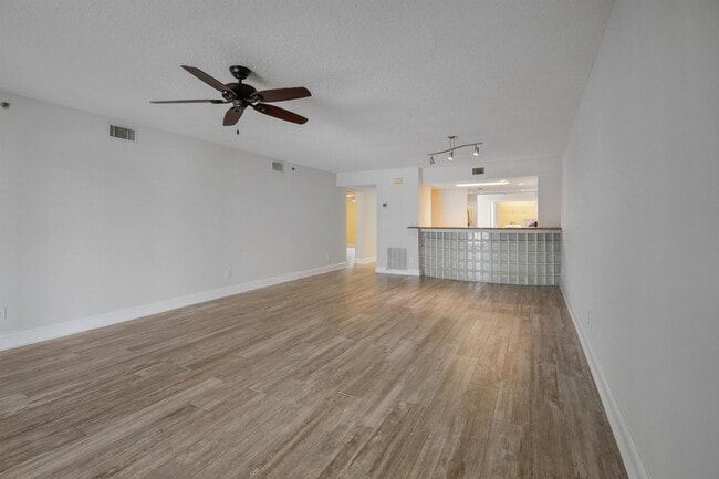 Building Photo - 324 Village Dr