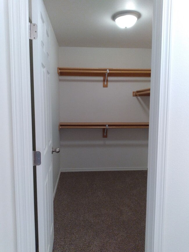 Building Photo - Charming 3-Bed Duplex with 2.5 Baths & 1600 Sq Ft - Prime Spanaway Location!