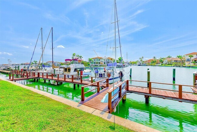 Building Photo - 557 Pinellas Bayway S