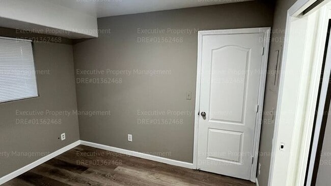 Building Photo - Spacious 3 bedroom, 2.5 bathroom townhome....