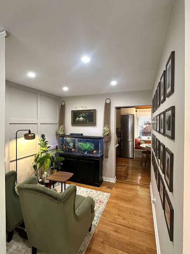 Building Photo - 1609 W Sunnyside Ave