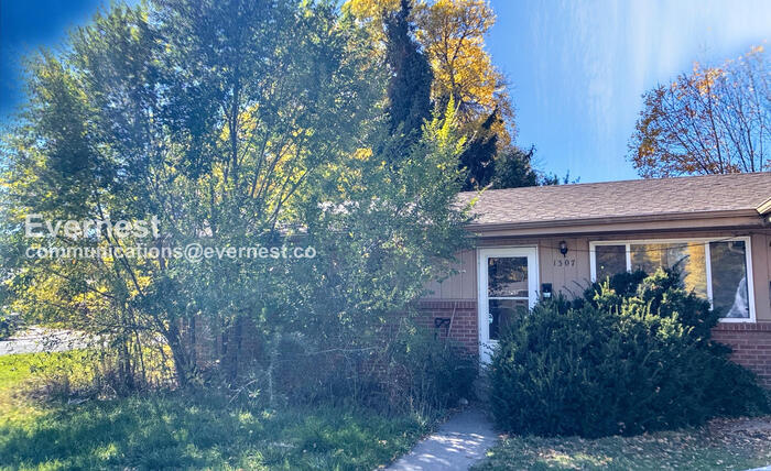 Building Photo - 1307 Castlerock Dr