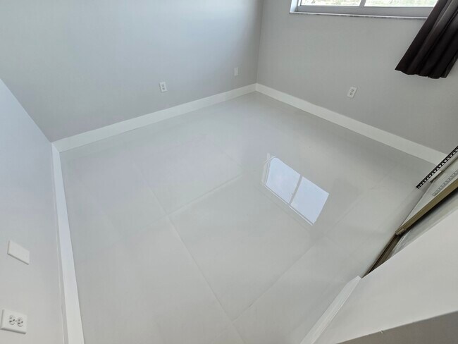 Building Photo - 1700 NW North River Dr