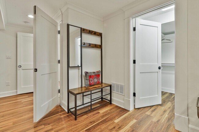 Building Photo - 410 Thornton Ln