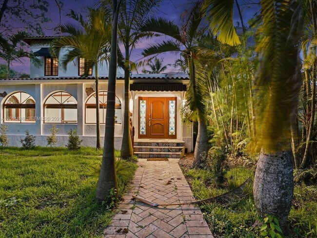 Building Photo - 1137 Asturia Ave