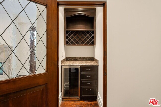 Building Photo - 823 Yale St