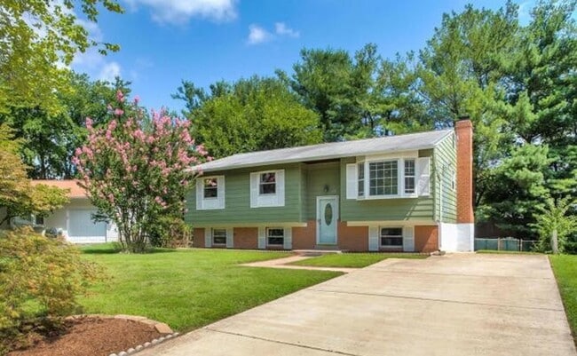 Building Photo - Splendid Split Foyer Home on Cul-de-Sac in...