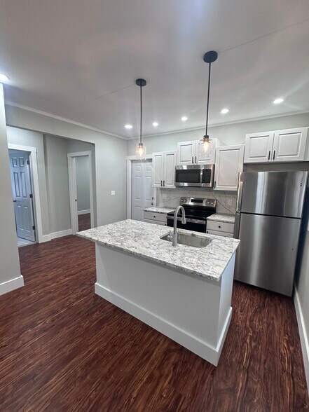 Primary Photo - 302 Abell Ave