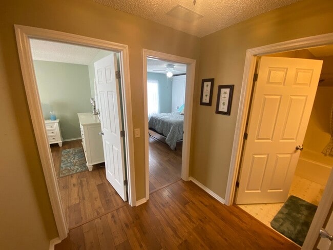 Building Photo - Beautiful 2 + 2 Villa, Turnkey ANNUAL Leas...