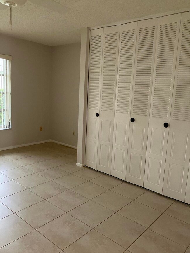 Building Photo - 2886 Fernley Dr E