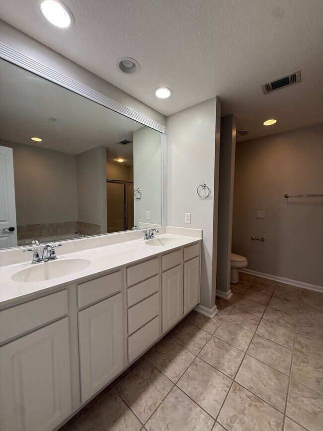 Building Photo - 107 Ventura Pl