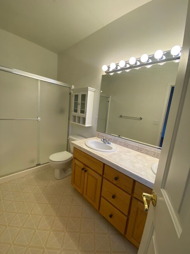 Building Photo - Single Level Charmer, SE Bend Established ...