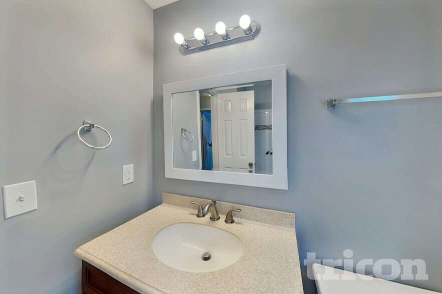 Building Photo - 4981 Brownwood Dr