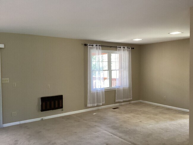 Building Photo - Beautiful Brick Ranch in Desirable Golf Course Community