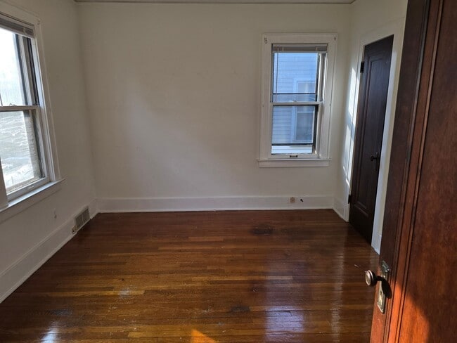 Building Photo - 1235 Lakepointe St