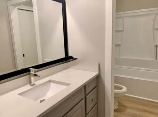 Building Photo - 4BR/2BA Eden Prairie Home In Cul De Sac Available 6/1 !
