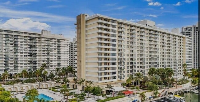 Building Photo - 5600 Collins Ave