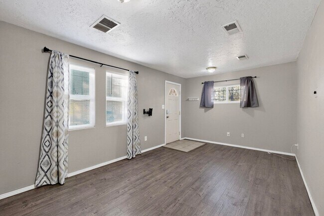 Building Photo - Historic Bungalow House 2/bd 1/ba 730/sf