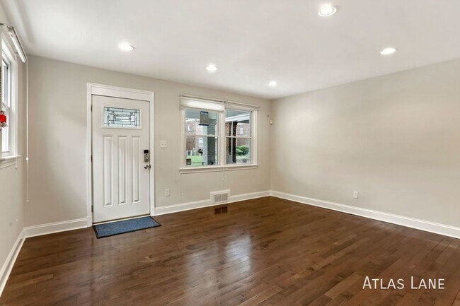 Building Photo - Professionally Managed  & Recently Renovat...