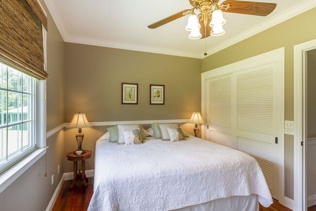 Building Photo - Estate on 1 acre 3 bedroom 2.5 baths and attached 2 car garage