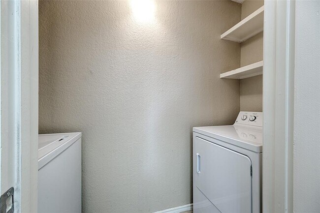 Building Photo - 4711 Spicewood Springs Rd
