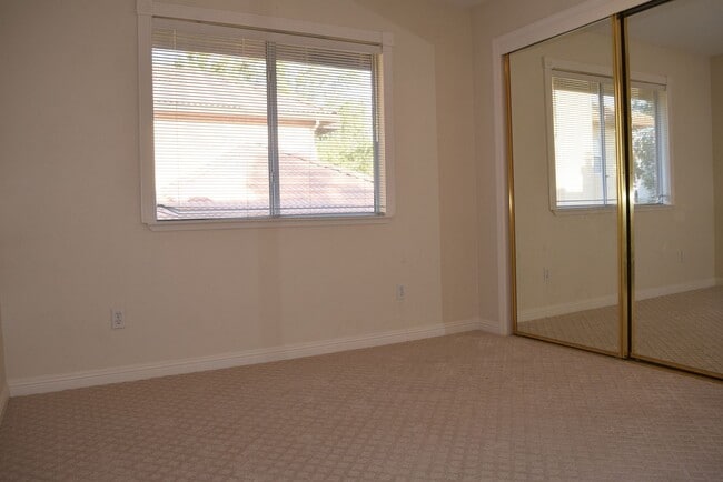 Building Photo - 303 Ironwood Cir