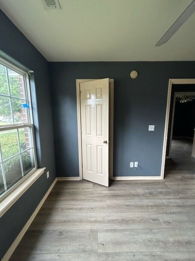 Building Photo - 4 bedroom 2 bath home available in Bentonville!