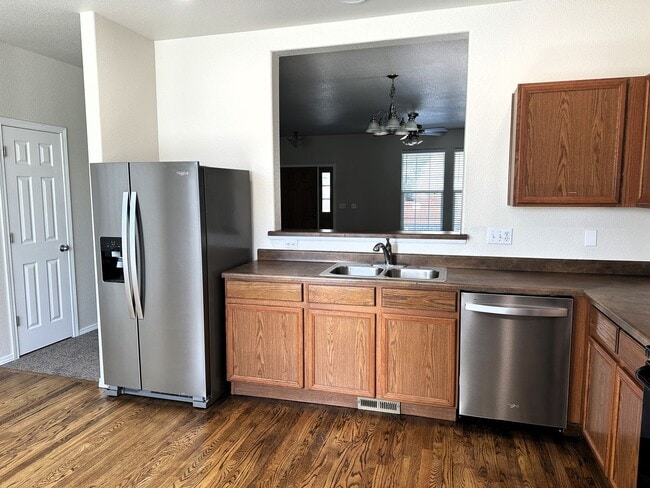 Building Photo - Large End Unit Town Home! 3Bd/2.5ba/AC, 1507sf Near Ft Carson