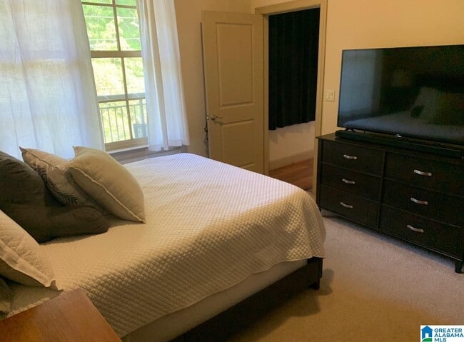 Building Photo - 1040 Broadway St