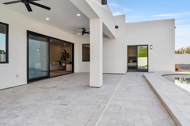 Building Photo - 5540 E Dahlia Dr
