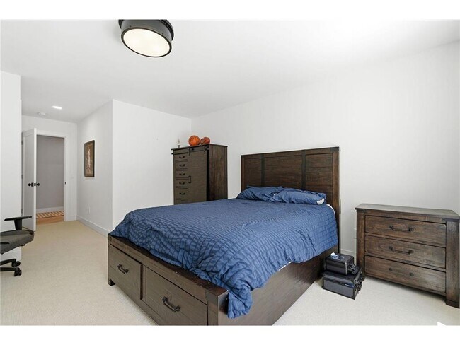 Building Photo - 6201 Gustavus Dr