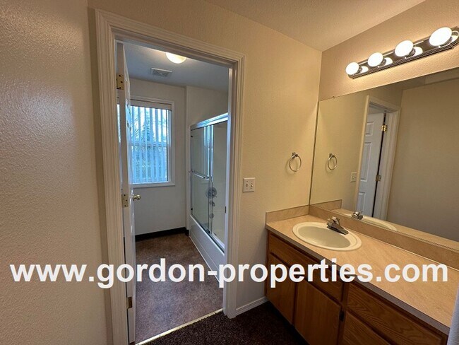 Building Photo - SE 73rd Ave - 3 bedroom townhouse in Mt Sc...