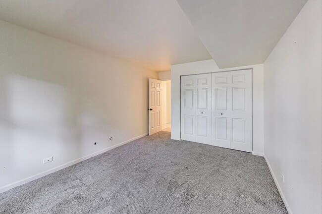 Building Photo - 534 River Front Cir