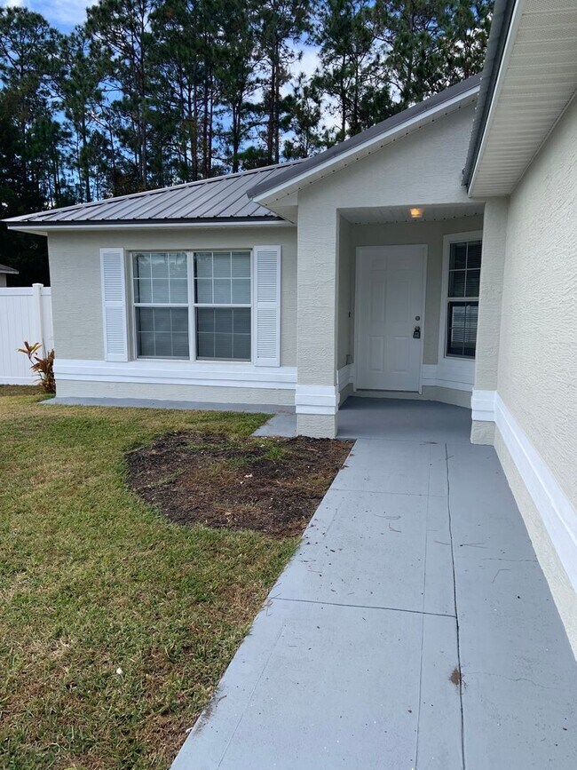 Building Photo - Updated 3 bed/ 2bath- Lehigh Woods