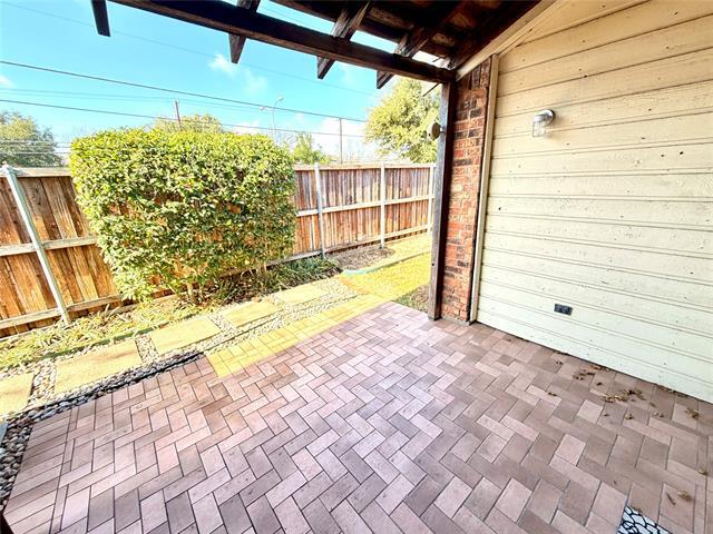 Building Photo - 2018 Tree House Ln