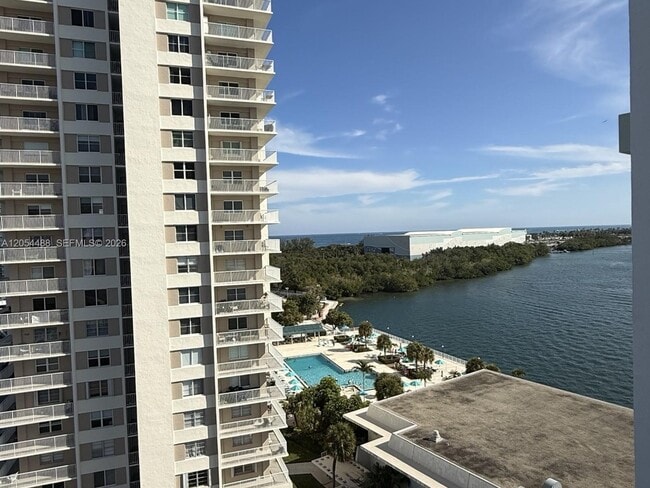 Building Photo - 500 Bayview Dr