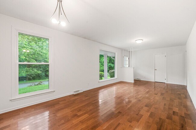 Building Photo - Beautiful Pet Friendly 3 bedroom home for ...