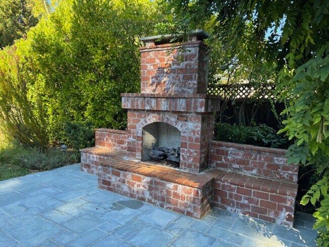 Building Photo - Gorgeous 5 bedroom, 4.5 bath, Westside Dan...