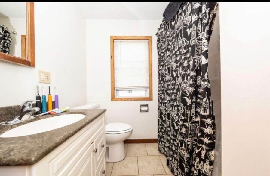 Building Photo - 327 Planett St