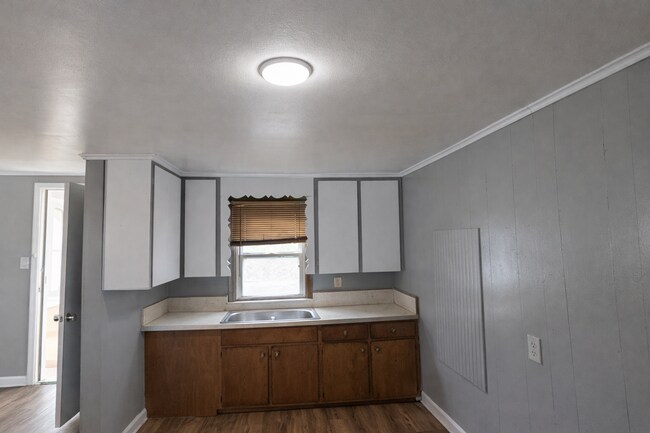 Building Photo - Renovated 1-Bedroom | Columbus KS | Pets Welcome | Available April 15