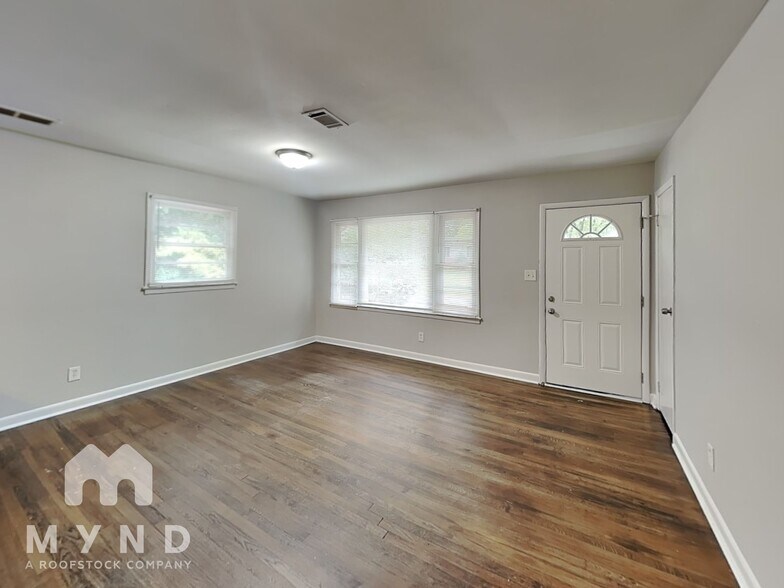 Building Photo - 388 Woodstock Dr SW