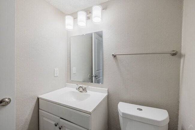 Building Photo - Affordable Living 20 Minutes from Everything Atlanta -2 Bedroom 2 1/2 Baths only $1300*