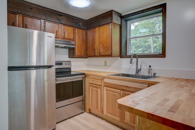 Building Photo - 12 Emery Ln