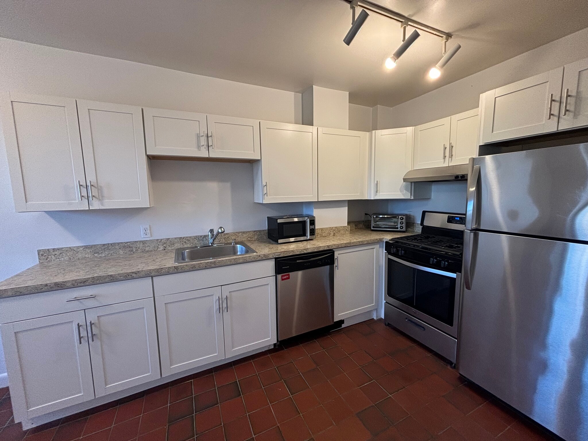 Building Photo - 842 Beacon St