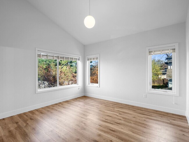 Building Photo - 4 bed/3.5 Bath Townhouse in Richmond Neighborhood, SE Portland