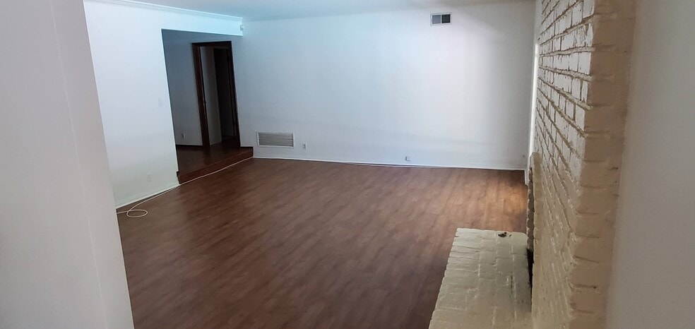 Living - 5057 Shirley Ave